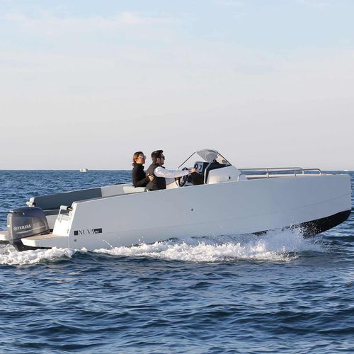 Walkaround fueraborda - M6 - Nuva Yachts - con consola central / 8 personas máx. / con camarote