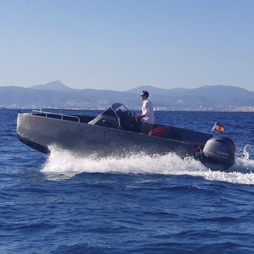 Barco open fueraborda - M6  - Nuva Yachts - con consola central / 8 personas máx. / con camarote