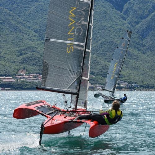 Velero con foil - Flying Mantis - trimarán / daysailer / de carbono