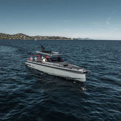 Barco cabinado fueraborda - Shadow 1000 Sun-Top Phantom - Brabus Marine - bimotor / open / 12 personas máx.