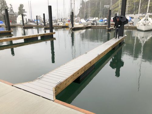 Finger sujeto por pilares - WVYC - International Marine Floatation Systems, Inc. (IMFS)