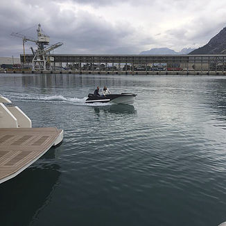 Bote fueraborda - E430  - ARC Yachts - eléctrico / con consola lateral / 6 personas máx.