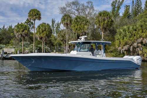 Barco cabinado fueraborda - 39' SPECIALE - HCB Yachts - trimotor / open / con consola central