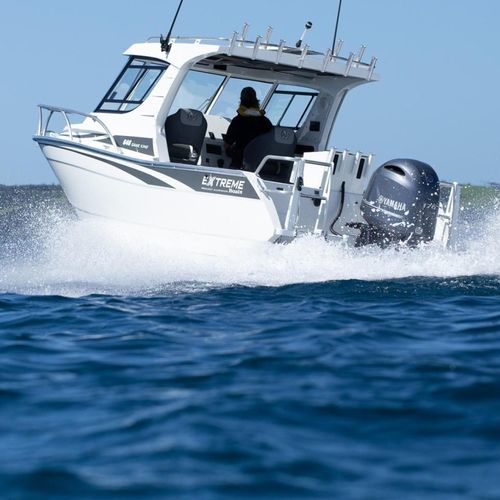 Barco de motor de pesca-paseo fueraborda - 646 GAME KING - Extreme Boats EU Ltd. - con caseta de timón / de aluminio / 6 personas máx.