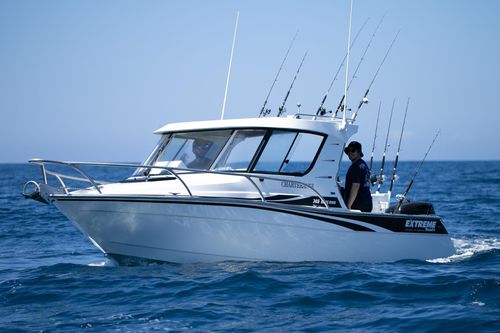 Barco de motor de pesca-paseo fueraborda - 745 GAME KING - Extreme Boats EU Ltd. - bimotor / con hard-top / de aluminio