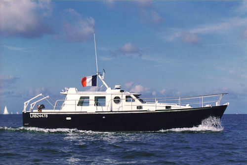 Barco cabinado intraborda - KING ATLANTIQUE - META YACHTS - bimotor / con hard-top / de aluminio