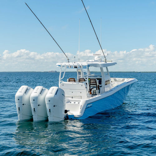 Barco open fueraborda - 43′ - Invincible Boat Company - trimotor / con consola central / rápido