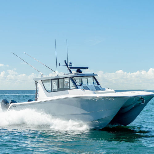 Barco cabinado catamarán - 46’ - Invincible Boat Company - fueraborda / cuatrimotor / con consola central