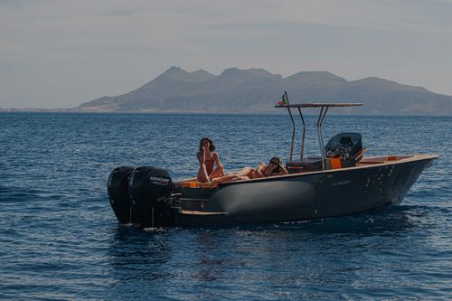 Barco open fueraborda - LEVANZO 25 - LILYBAEUM YACHT SRL - bimotor / con consola central / de pesca deportiva