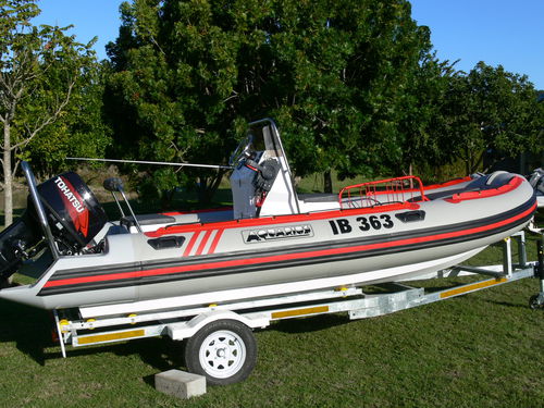 Embarcación neumática fueraborda - 5.5m - Aquarius Inflatables - bimotor / con consola central / open