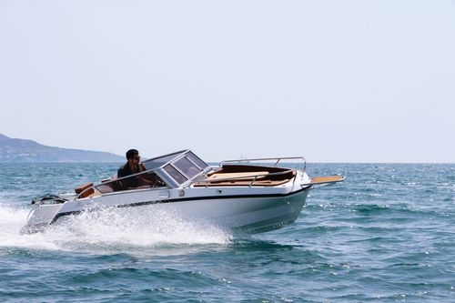Runabout fueraborda - Wave e-550 - Magonis Boats  - eléctrico / bow-rider / 6 personas máx.