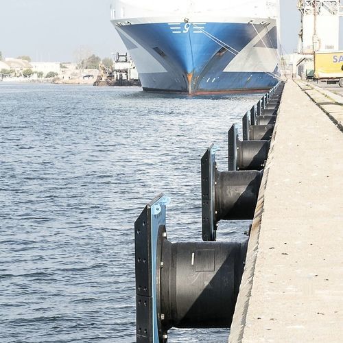 Defensa para buque - DCE series - Jerryborg Marine Machinery Co., Ltd - para pantalán / negra / de célula cerrada