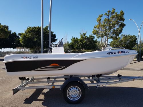 Barco open fueraborda - VORAZ  400 OPEN - VORAZ Astilleros - con consola central / de pesca deportiva / 5 personas máx.