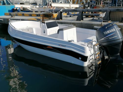 Barco open fueraborda - VORAZ  475 OPEN - VORAZ Astilleros - con consola central / de travesía / de pesca