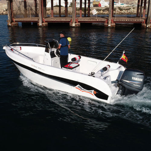 Barco open fueraborda - VORAZ  505  OPEN  - VORAZ Astilleros - con consola central / de travesía / de pesca