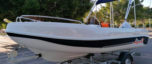 Barco open fueraborda - VORAZ  450 OPEN PLUS - VORAZ Astilleros - con consola central / de buceo / de pesca deportiva
