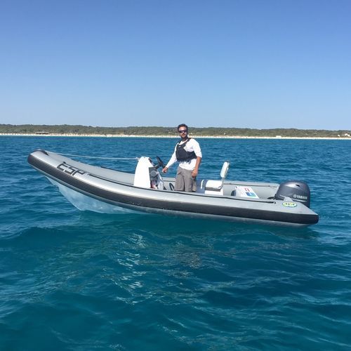 Embarcación neumática fueraborda - CAVO AVA 480 - AVA Marine - semirrígida / con consola central / open