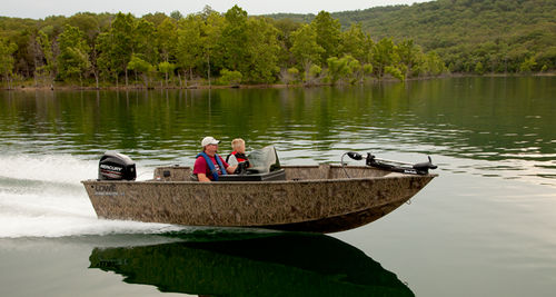 Bass boat fueraborda - FM 165 PRO SC POLY CAMO - Lowe - con consola lateral / de pesca deportiva