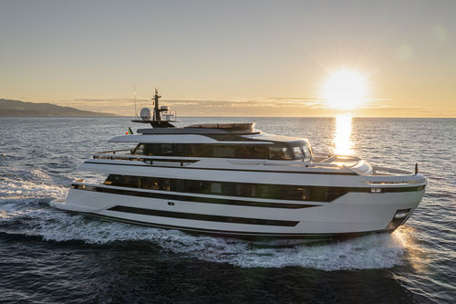Yate a motor de crucero - EXTRA X96 Triplex - Extra Yachts - con fly / con 8 camarotes / de desplazamiento