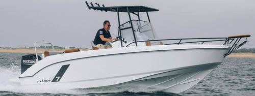 Barco open fueraborda - Flyer 7 SPACEdeck - Bénéteau Motorboats - con consola central / de pesca deportiva / de esquí acuático