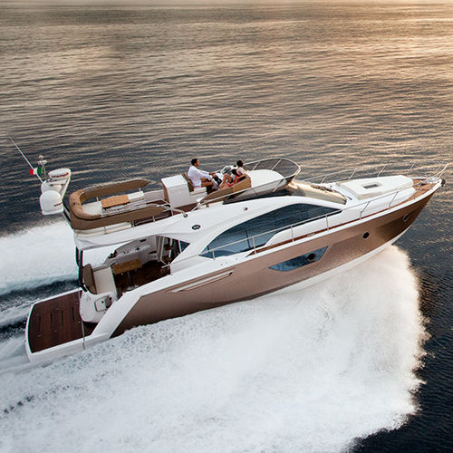 Barco cabinado intraborda - FLY 47 - Sessa Marine - bimotor / casco de planeo / con fly