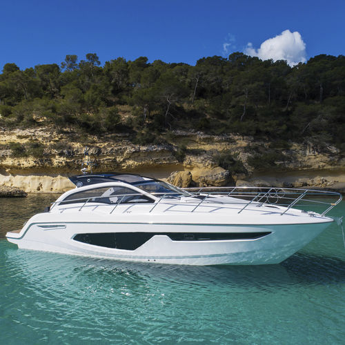 Barco cabinado intraborda - C38 - Sessa Marine - bimotor / casco de planeo / con hard-top