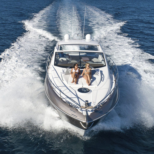 Barco cabinado intraborda - C44 - Sessa Marine - bimotor / casco de planeo / con hard-top