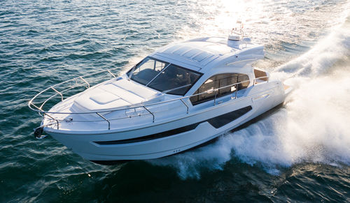 Barco cabinado intraborda - C42 - Sessa Marine - bimotor / casco de planeo / con hard-top