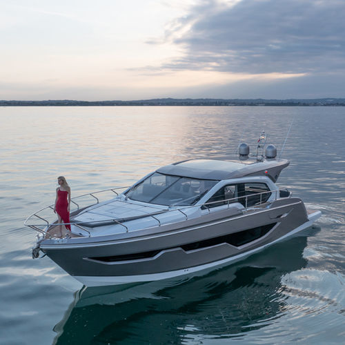 Barco cabinado intraborda - C47 - Sessa Marine - bimotor / con hard-top / IPS