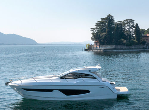 Barco cabinado intraborda - C3X  - Sessa Marine - fueraborda / bimotor / con hard-top