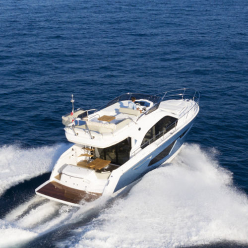 Barco cabinado intraborda - FLY 42 - Sessa Marine - bimotor / casco de planeo / con fly