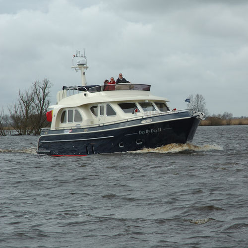 Barco cabinado intraborda - GV 1350 - Aquanaut - con fly / fluvial / con 2 camarotes