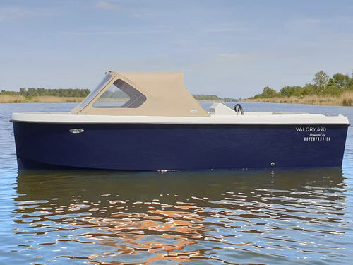 Barco open fueraborda - Premium V520 - Boatbuilding Motor Yacht Sp. Z o.o. - semirrígido / con consola central / 6 personas máx.