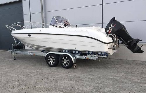 Day-cruiser fueraborda - V630  - Boatbuilding Motor Yacht Sp. Z o.o. - con casco rígido / open / con consola central