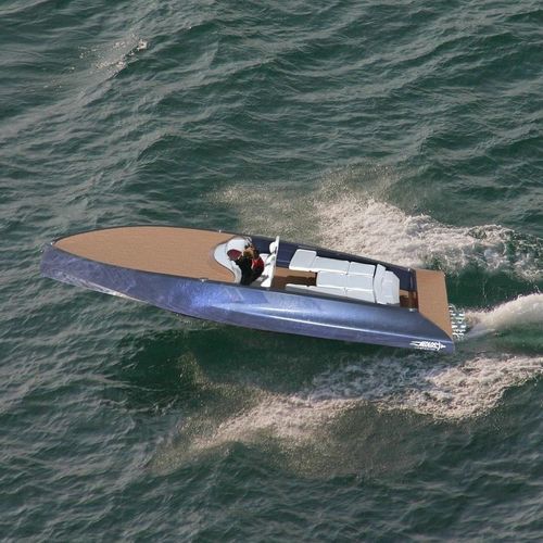 Barco cabinado intraborda - M40 FALCON - Aeleos Composites - fueraborda / eléctrico / bimotor