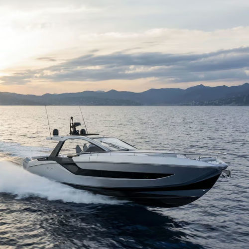 Barco cabinado fueraborda - VERVE 48 - Azimut - trimotor / open / con doble consola