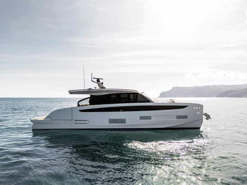 Yate a motor de crucero - SEADECK 6 - Azimut - con hard-top / híbrido / IPS
