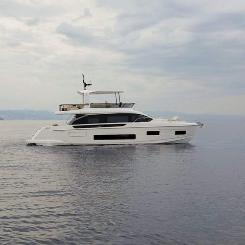 Yate a motor de crucero - 62 - Azimut - con fly / con 3 camarotes / con 6 literas