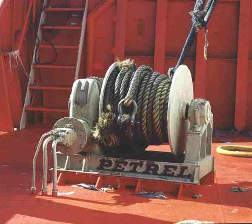 Chigre para buque - Petrel International - para maniobrar anclas / con motor hidráulico / tambor simple