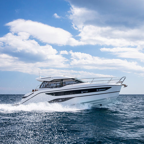 Barco cabinado intraborda - SR36 - BAVARIA YACHT - bimotor / con hard-top / con 2 camarotes