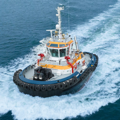 Barco profesional remolcador - RAmparts 2300 - UZMAR SHIPYARD - intraborda