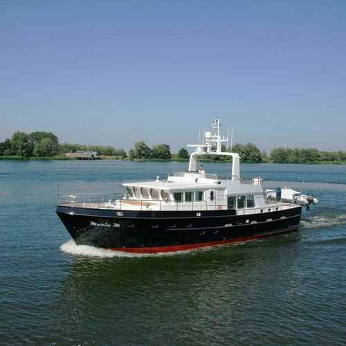 Trawler intraborda - BLUE WATER Series - Altena Yachting - con fly