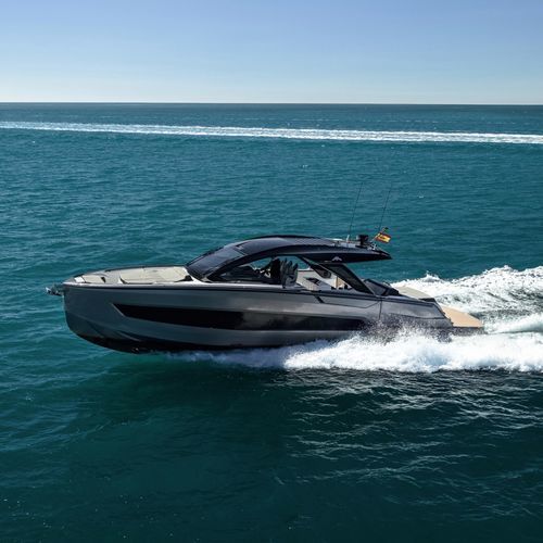 Yate a motor de crucero - 577 Coupe - Astondoa - moderno / con hard-top / intraborda