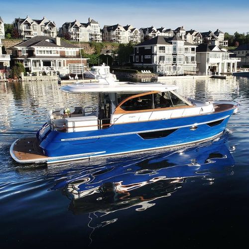 Barco cabinado intraborda - BLUE - Burger Boat Company - bimotor / casco de planeo / con hard-top