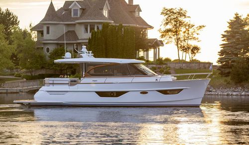 Barco cabinado intraborda - SET FREE - Burger Boat Company - bimotor / con hard-top / de aluminio