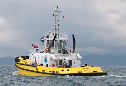 Barco profesional remolcador - RAmparts 2500W - Cheoy Lee