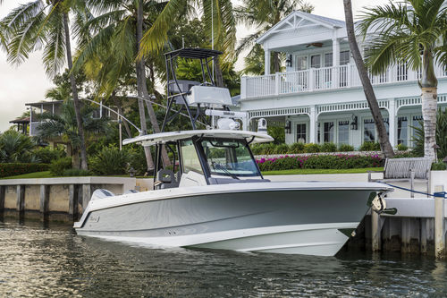 Barco open fueraborda - 360 OUTRAGE - Boston Whaler - bimotor / con consola central / con fly