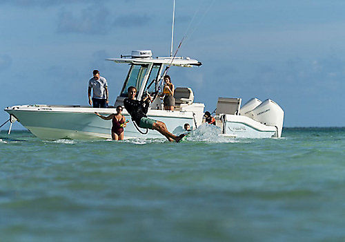 Bay boat fueraborda - 280 DAUNTLESS - Boston Whaler - bimotor / con consola central / open