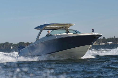 Barco cabinado intraborda - LAUNCH 35 GT - Chris Craft - fueraborda / diésel / bimotor