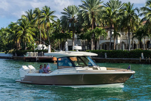 Barco cabinado fueraborda - CALYPSO 32 - Chris Craft - bimotor / con hard-top / open